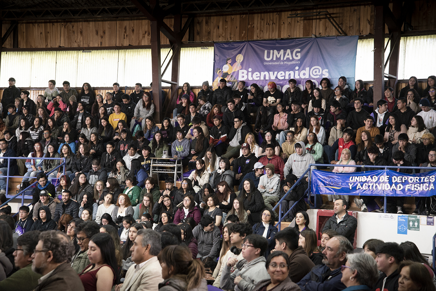 “Mechones” repletaron gimnasio en su bienvenida a la Universidad de ...