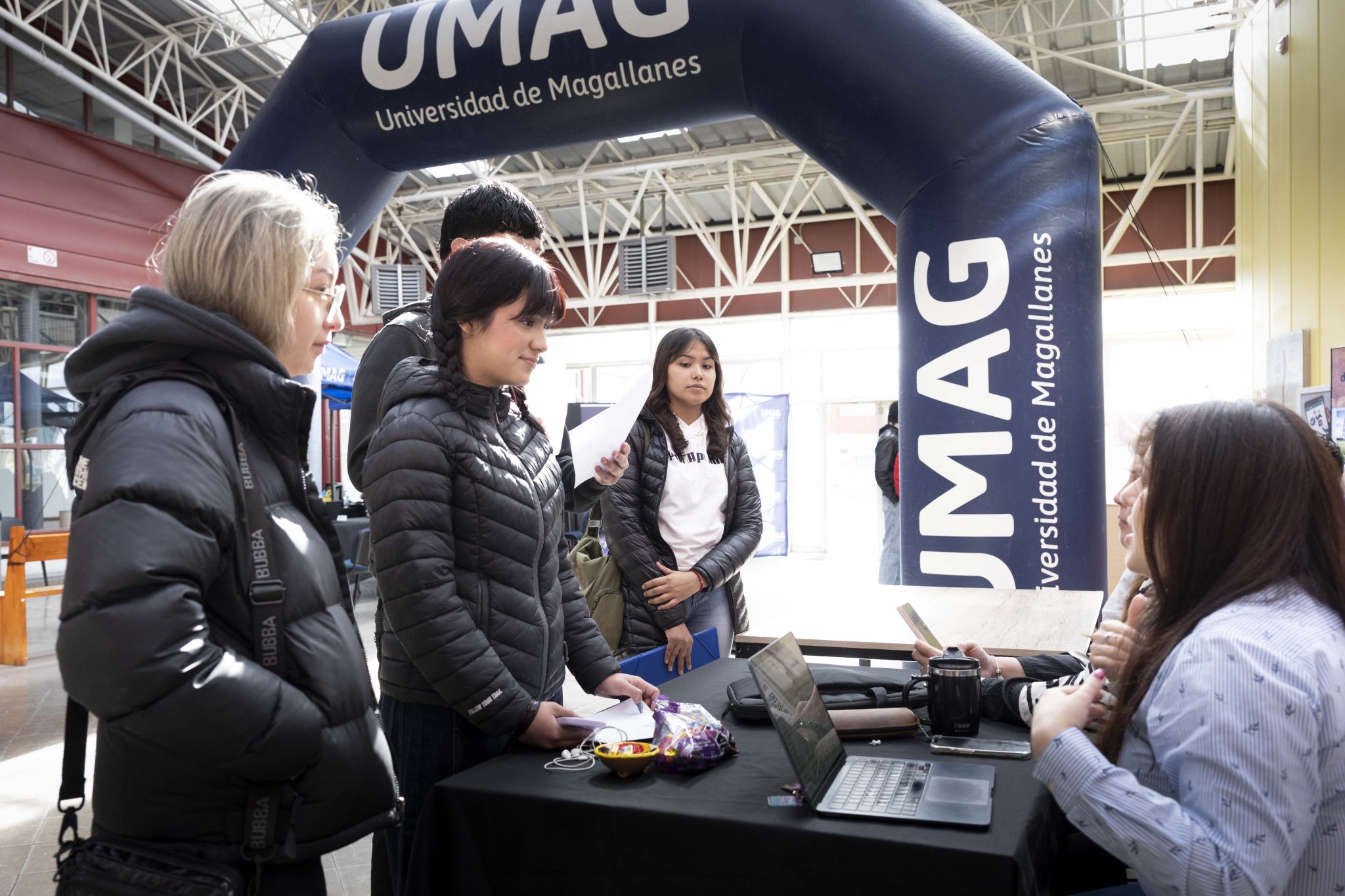 UMAG dio inicio a la Feria de Postulación 2026 con orientación integral ...